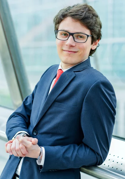 Retrato al aire libre de un ejecutivo junior dinámico sonriendo — Foto de Stock