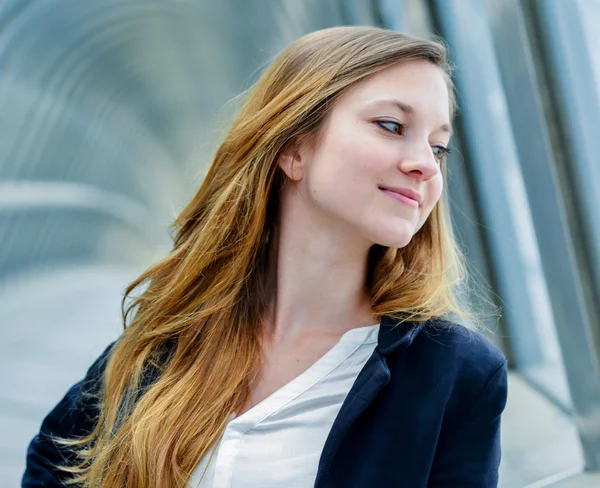 Outdoor portrait of a pretty dynamic junior executive — Stock Photo, Image
