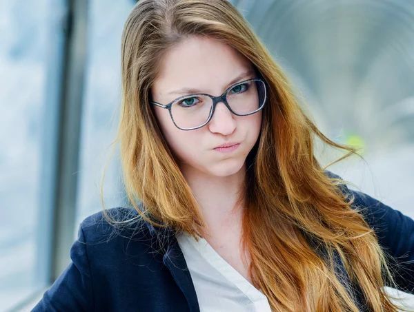 Portrait of dynamic junior executive put under stress — Stock Photo, Image