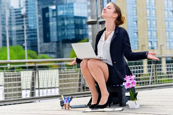 Junior executive of company doing yoga for relaxation — Stock Photo, Image