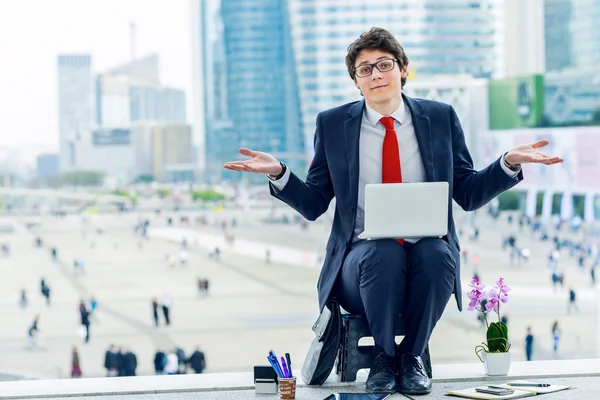 Junior esecutivo dinamico di lavoro al di fuori del suo ufficio — Foto Stock