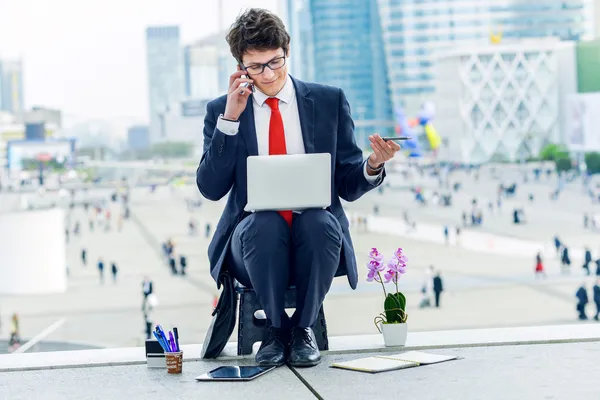 Junior executive dynamic phoning outside of his office — Stock Photo, Image