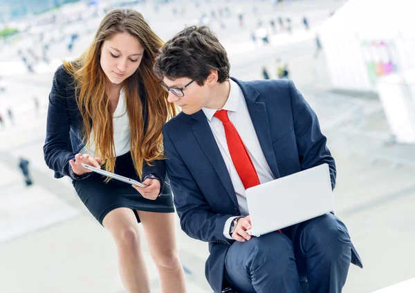 Junior executives dynamics working outside of their office — Stock Photo, Image