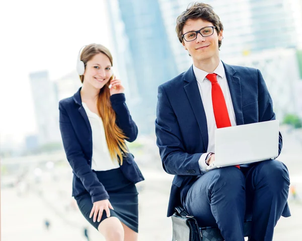 Junior executives dynamics working outside of their office — Stock Photo, Image