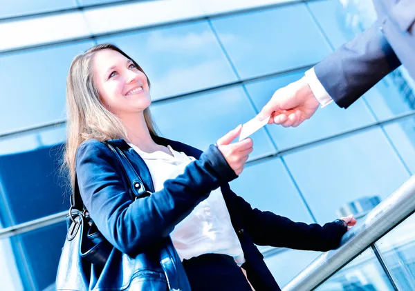 junior managers dynamiek wisselen hun visitekaartjes