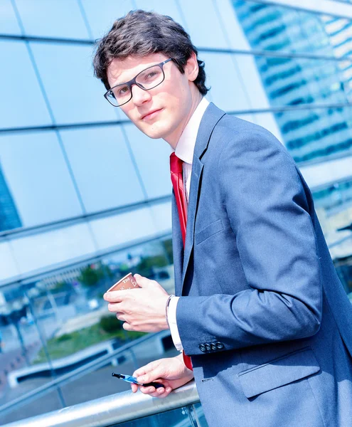 Koffiepause met een elektronische sigaret — Stockfoto