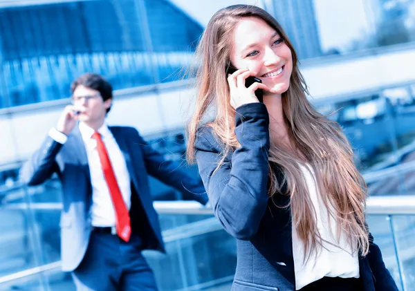 Junior uitvoerend dynamische bellen buiten haar office — Stockfoto