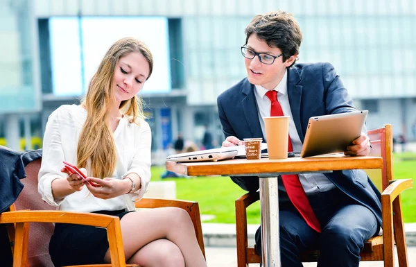 Junior executives dynamics working outside of their office — Stock Photo, Image