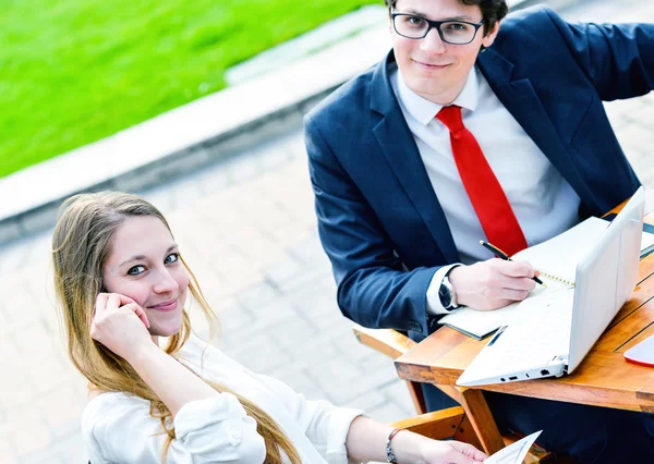 Führungskräftenachwuchs arbeitet außerhalb seines Büros — Stockfoto