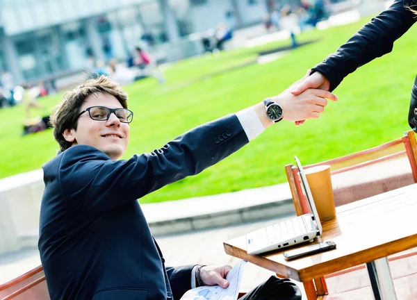 Júnior dinámica de ejecutivos estrechando manos — Foto de Stock