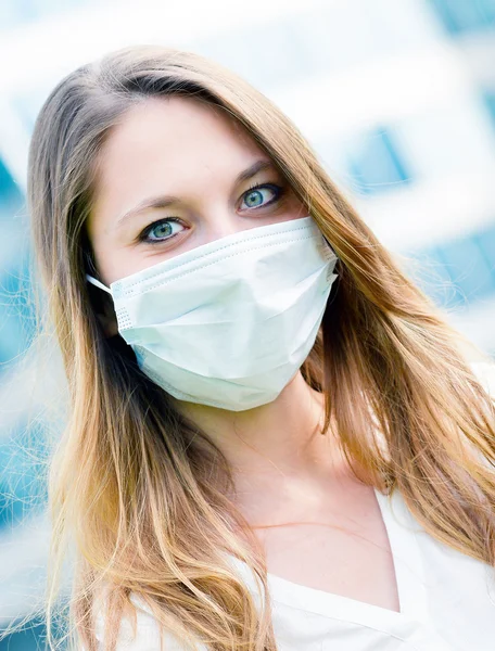 Junior managers dynamiek dragen van beschermende gezichtsmasker tegen — Stockfoto