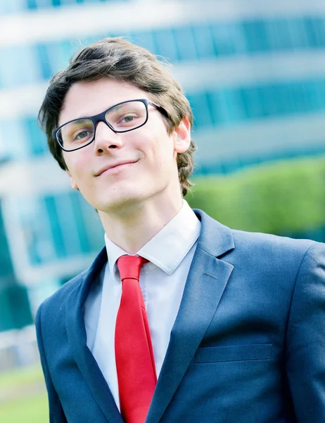 Utomhus porträtt av en dynamisk junior executive leende — Stockfoto