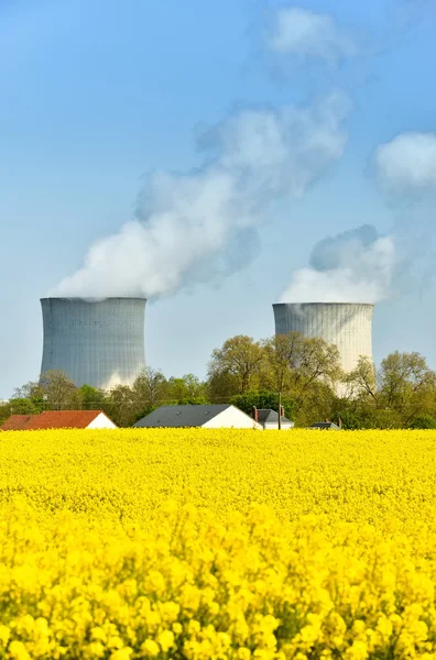 Nuclear power plant en raapzaad velden — Stockfoto