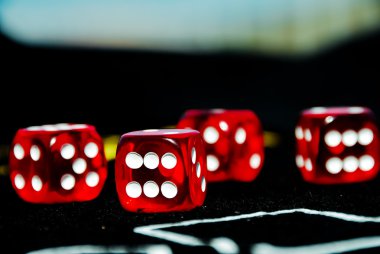 casino masa üstünde kırmızı dices