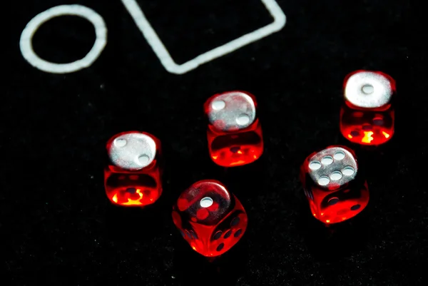 Červené kostky na kasino tabulky — Stock fotografie