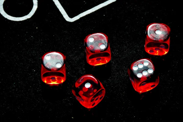 Rode dobbelstenen op casino tafel — Stockfoto