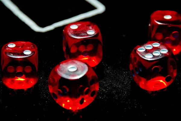 Rote Würfel auf dem Casino-Tisch — Stockfoto