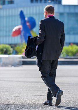 business traveler adam çanta sokakta yürürken