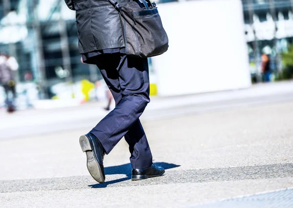 Business traveler man walking with suitcase in the street — Stock Photo, Image