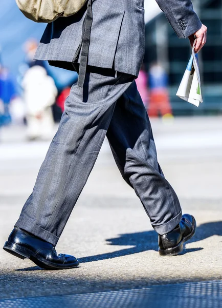 路上で新聞を歩いてビジネス旅行者の男 — ストック写真