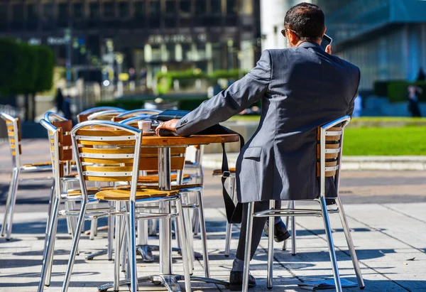 Hombre de negocios moderno bebiendo un café mientras llama — Foto de Stock