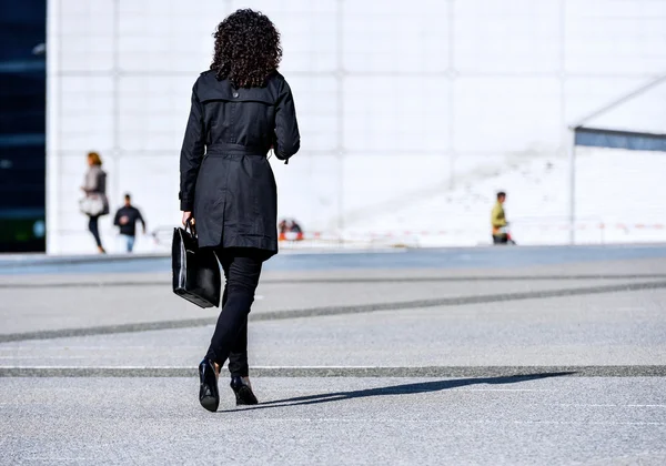Молодая деловая женщина ходит по городской улице — стоковое фото