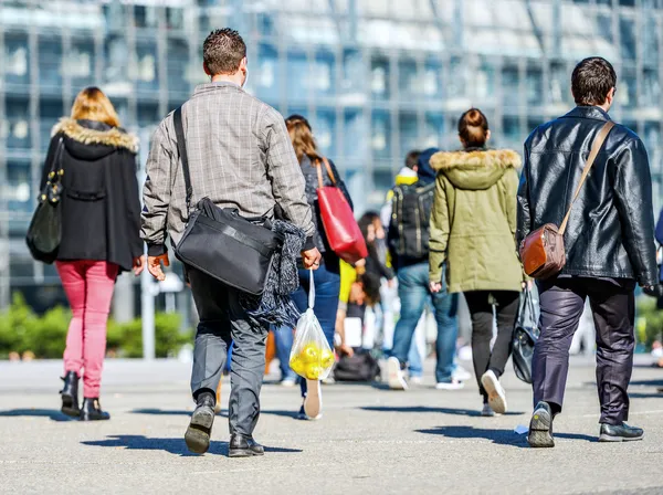 Spitsuur, stad werknemers gaan om te werken — Stockfoto