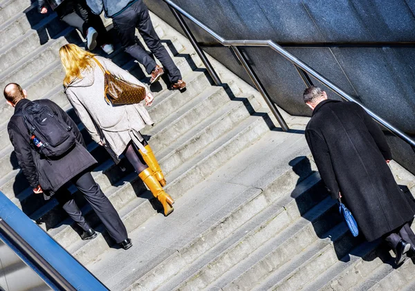 Heures de pointe, les travailleurs de la ville vont travailler — Photo