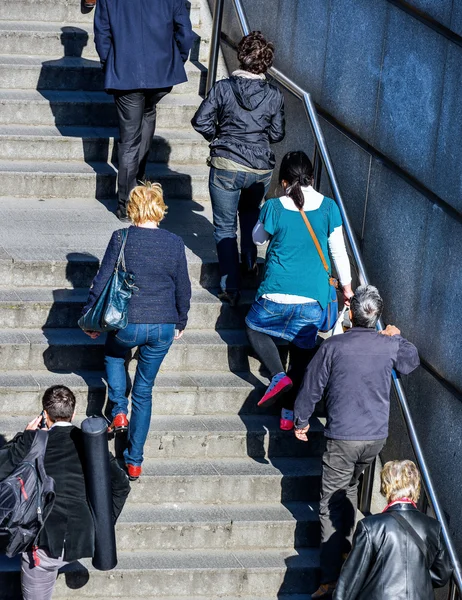 Ora di punta, lavoratori cittadini che vanno al lavoro — Foto Stock