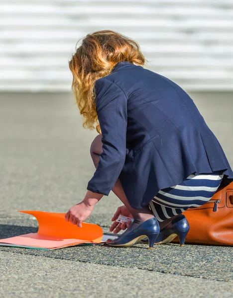 Business woman looking at a working folder on the street — Stock Photo, Image