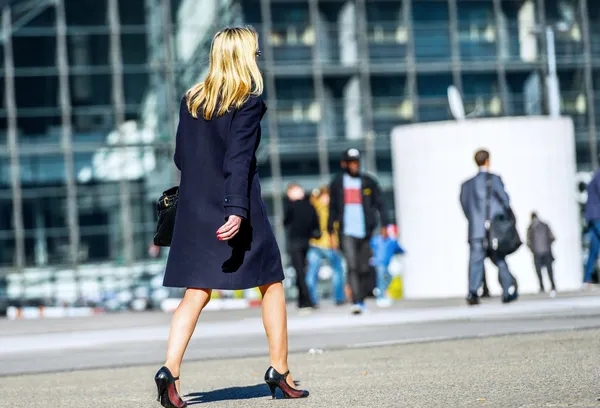 Unga affärskvinna går på City Street — Stockfoto