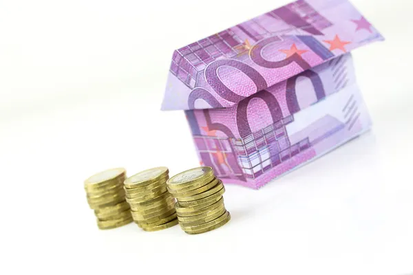 Huis van euro bankbiljetten en munten — Stockfoto