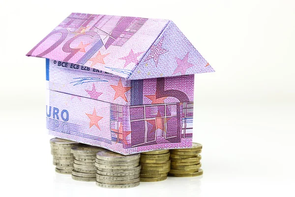 Huis van euro bankbiljetten en munten — Stockfoto