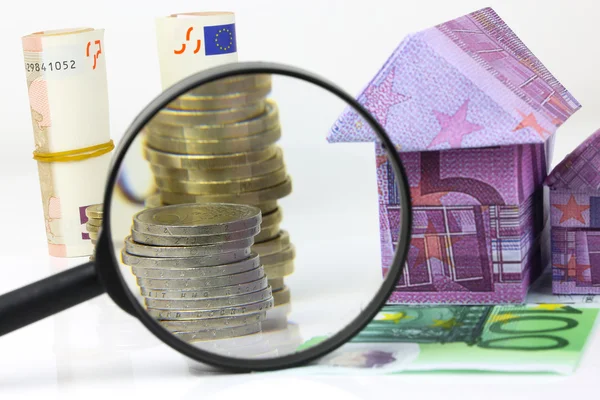 Евро счет Дом и расходы под увеличительным стеклом — стоковое фото