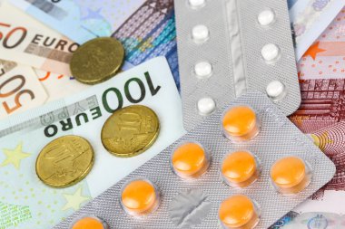 tıbbi ilaçlar ve euro banknot para Tablet