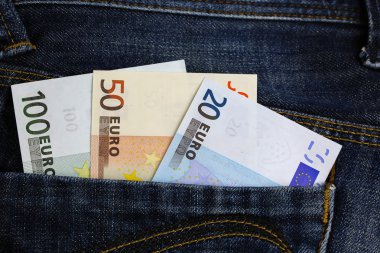 Euro banknot kot pantolon cebinde