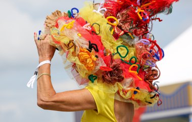 zarif kadın kıdemli onun güzel çiçek şapka ile