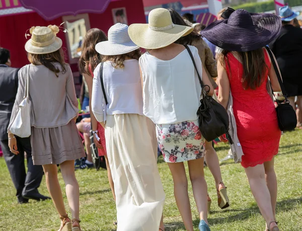 Mujeres elegantes con sus hermosos sombreros — Foto de Stock