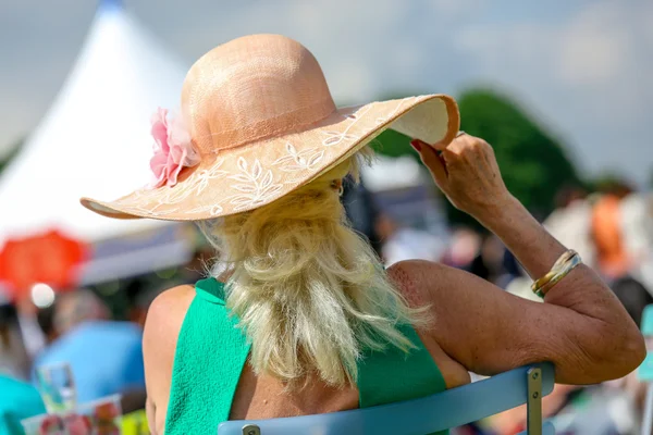 Elegant senior woman with her beautiful hat — Stock Photo, Image