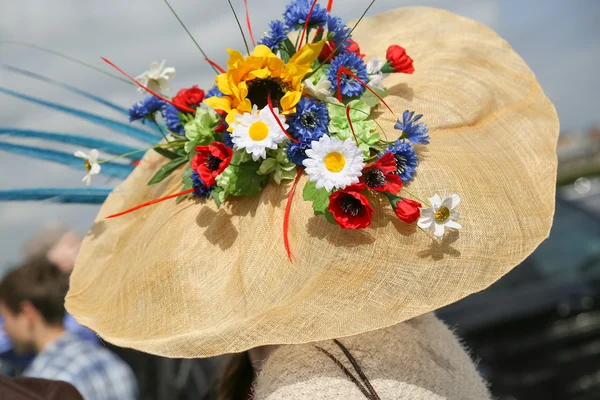 Elegant woman with her beautiful flower hat — Stock Photo, Image