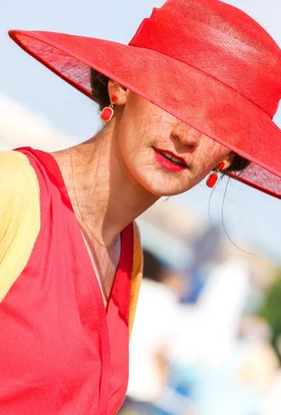 Elegancka kobieta z jej piękny kapelusz — Zdjęcie stockowe