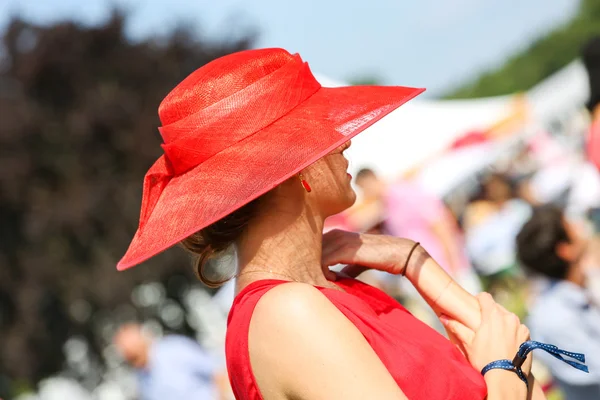 Mulher elegante com seu belo chapéu — Fotografia de Stock