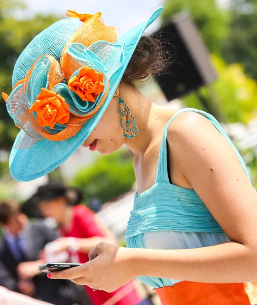 Elegante vrouw met haar mooie hoed — Stockfoto