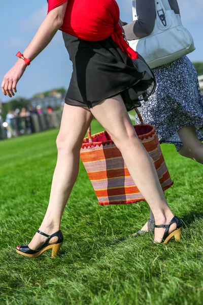 Schöne Beine der jungen Frau — Stockfoto