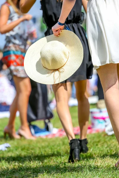 Schöne Beine der jungen Frau — Stockfoto