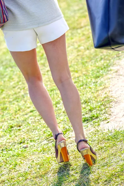 Vackra benen på ung kvinna — Stockfoto