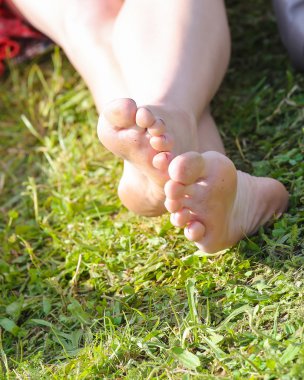 görüntü çim üzerinde yalan ve istirahat birçok bacak