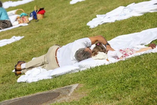 Padre e hija en el parque — Foto de Stock