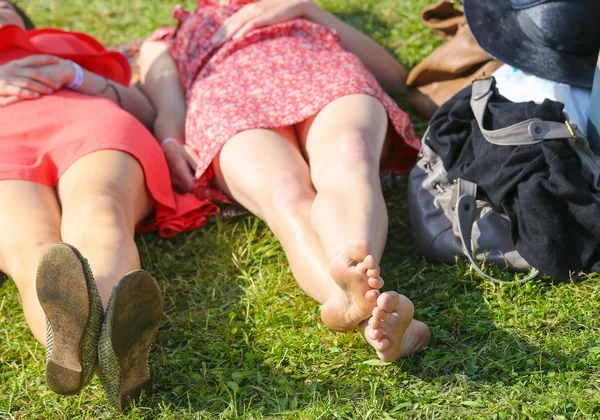 Bilden av flera ben liggande på gräset och vila — Stockfoto