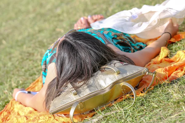 Wanita cantik berbaring di taman — Stok Foto